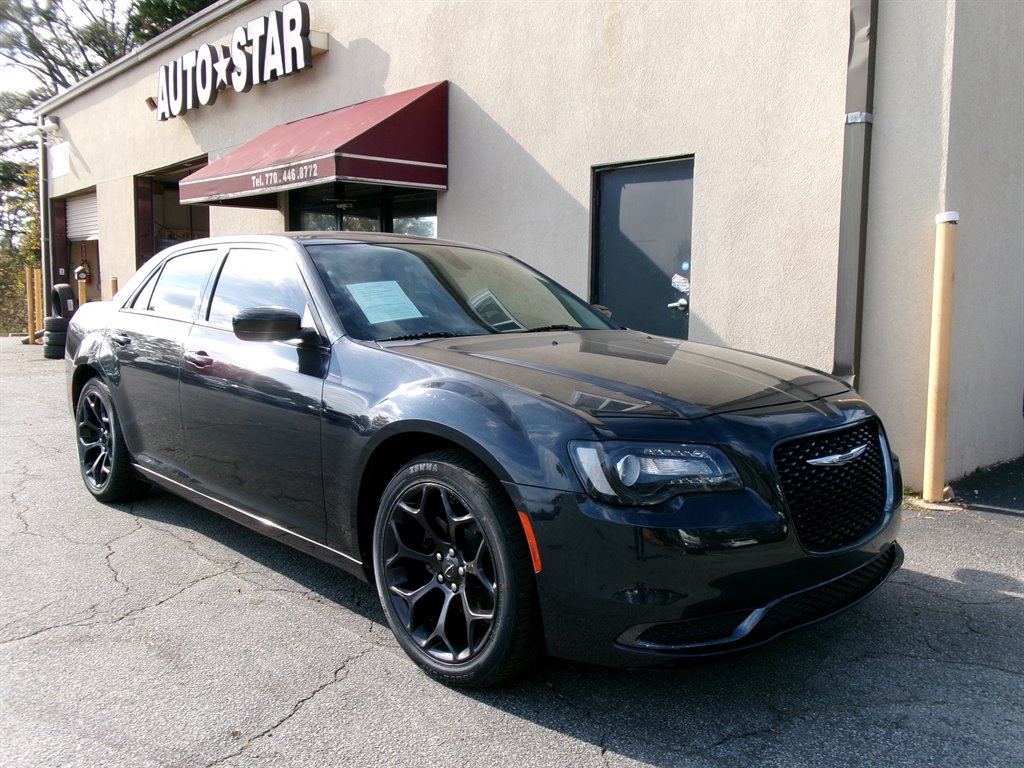 2019 Chrysler 300 Touring's photo